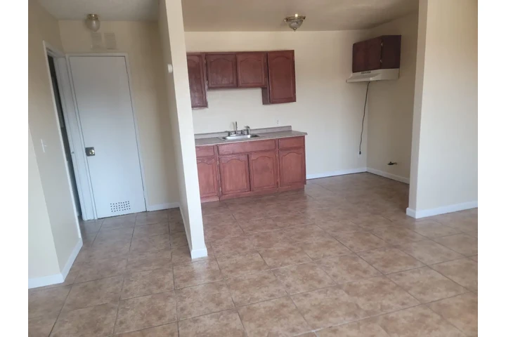 $1200 : 0/1 140 e. Manchester ave. image 8