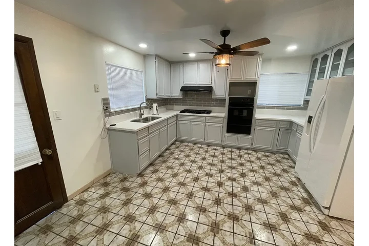 $2800 : 3 bedroom house available image 10