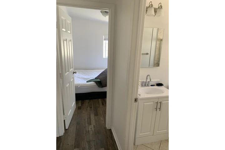$950 : A ROOM  FOR RENT image 4