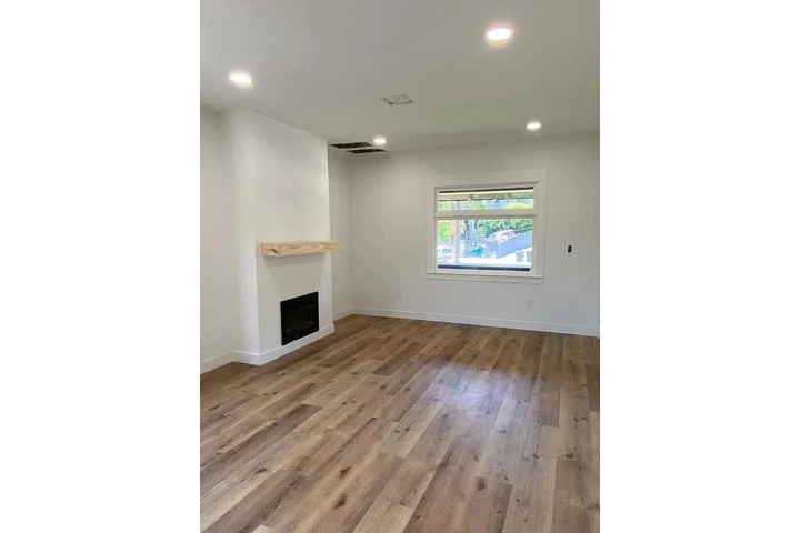 $1200 : beautifully updated home image 4