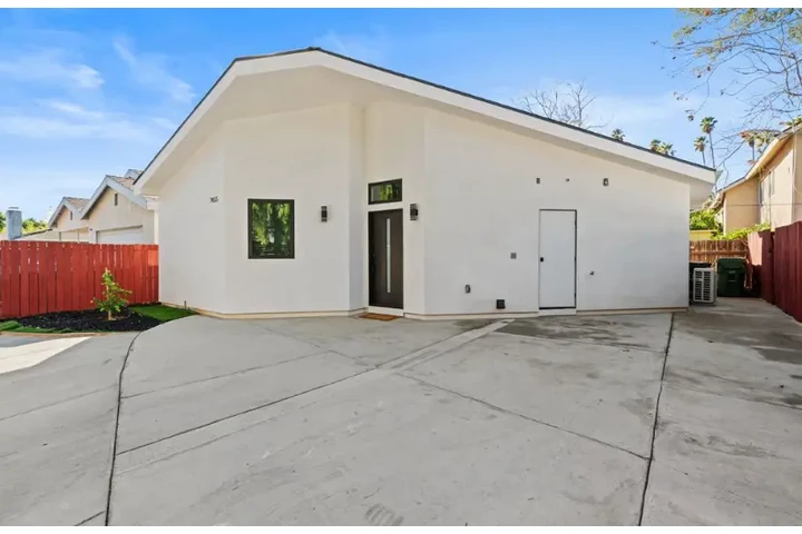 $2430 : 3bed and 2bath Korean town LA image 1
