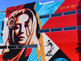 Mural en una fachada del famoso Paseo de las Artes en Costa Mesa