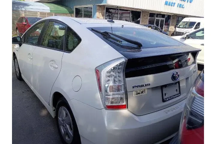 2011 Prius Three image 6