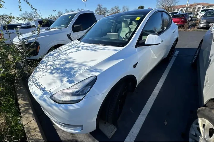 $27997 : Tesla Model Y 2022 AWD Long image 1