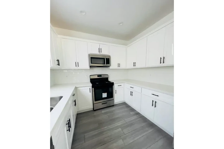 $1900 : 2BED Apt in Huntington Park image 2