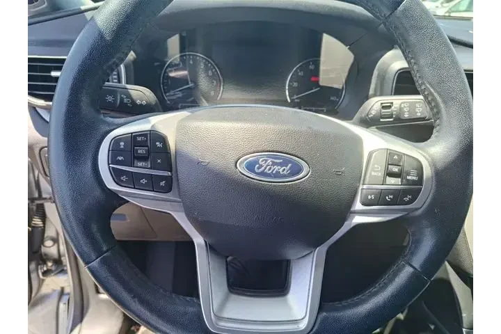 $32950 : Ford Explorer 2023 AWD XLT 4 image 8