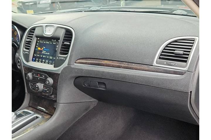 $17695 : Chrysler 300 2019 Limited 4d image 10