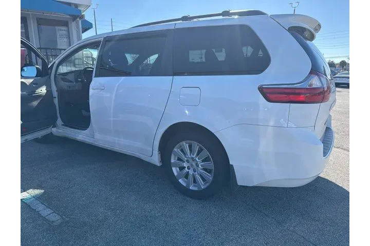 $9999 : Toyota Sienna 2016 AWD LE 7- image 4