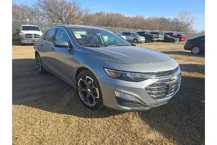 $18357 : Chevrolet Malibu 2023 LT 4dr image 4