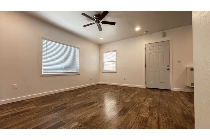 $1295 : Studio amplio y privado image 2