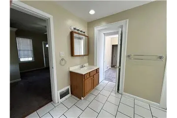 $1100 : Rental property with 2 bedro image 5