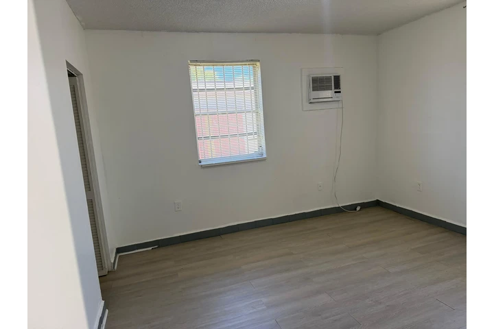 $1300 : RENTO APTO INDEPENDIENTE MIAMI image 6