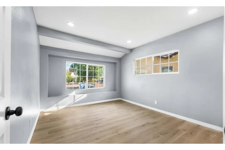 $2450 : 3Bed 2Bath Home In South Gate image 7