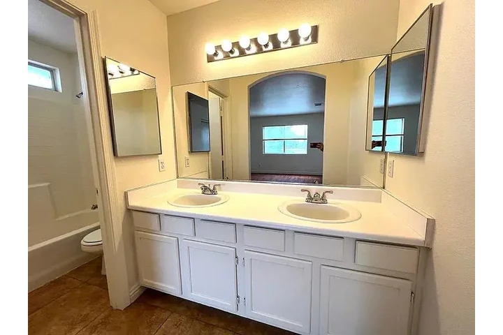 $1150 : Amplia casa en alquiler image 8