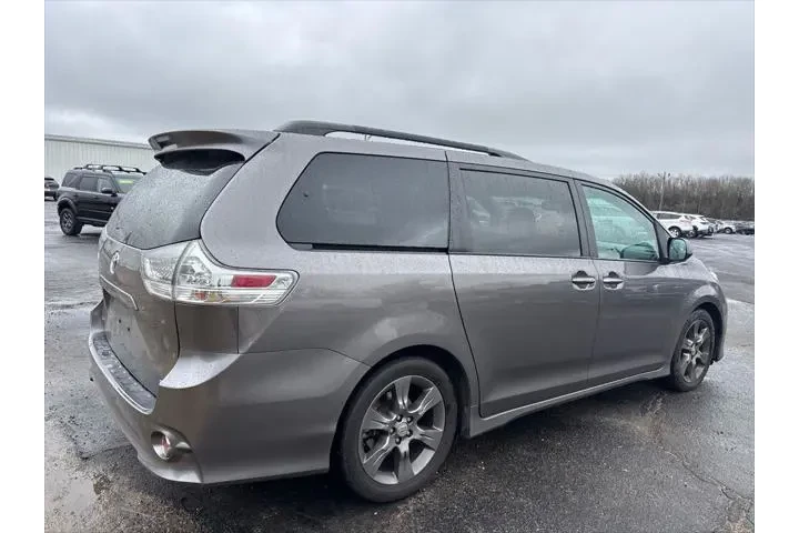 $13000 : Toyota Sienna 2016 SE 8-Pass image 3