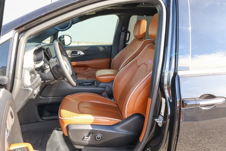 $42087 : 2024 Pacifica Hybrid Pinnacle image 7