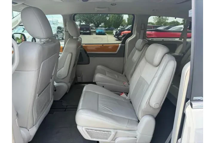 $6166 : Chrysler Town and Country 20 image 7