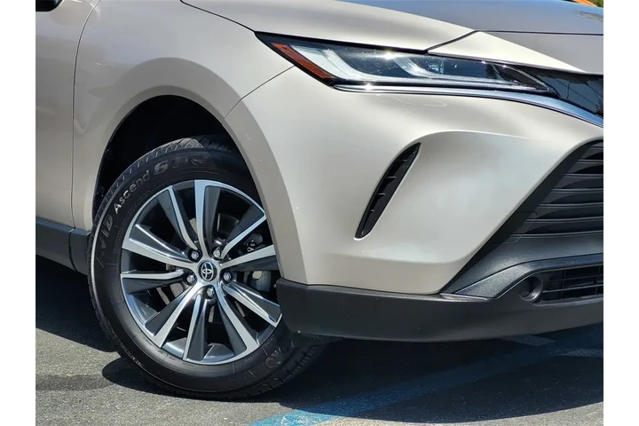 $29199 : Gold Certified2023 Venza LE image 4
