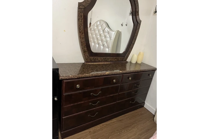 $85 : Muebles para ropa con espejo image 4