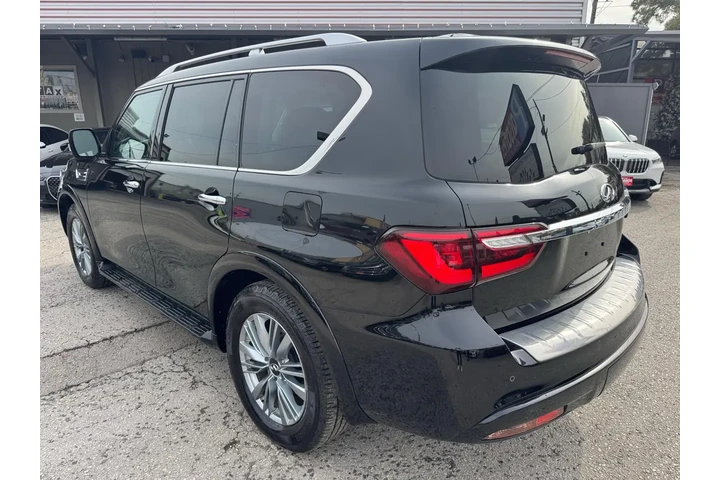 2023 QX80 LUXE image 5