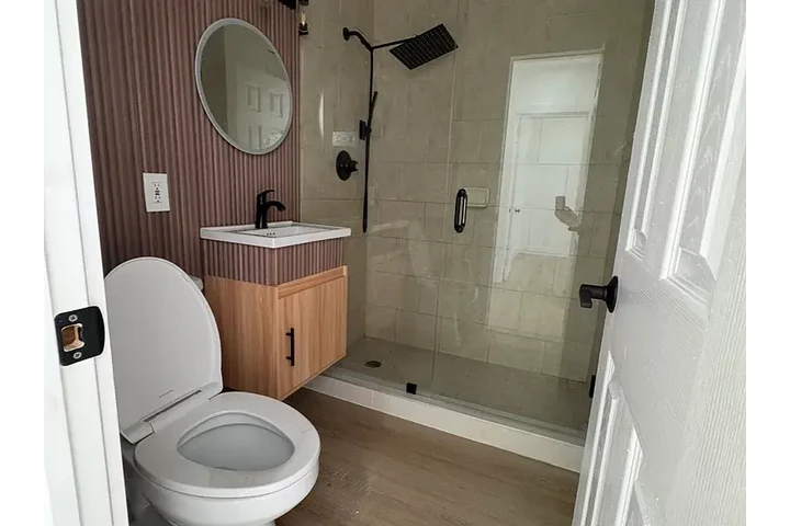 $900 : Casa remodelada.Tiene 2 ! image 7