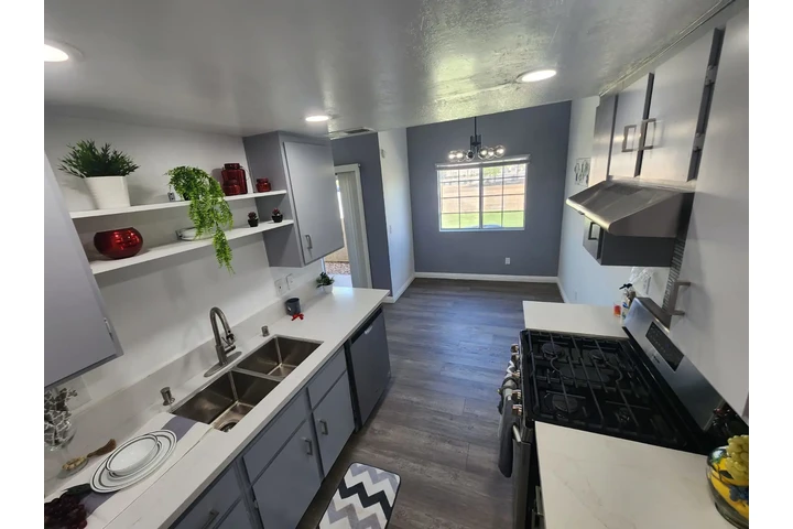 $2650 : Bella casa remodelada 2 pisos image 9