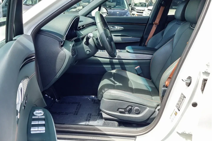 $37000 : Genesis GV70 2023 AWD 2.5T S image 2