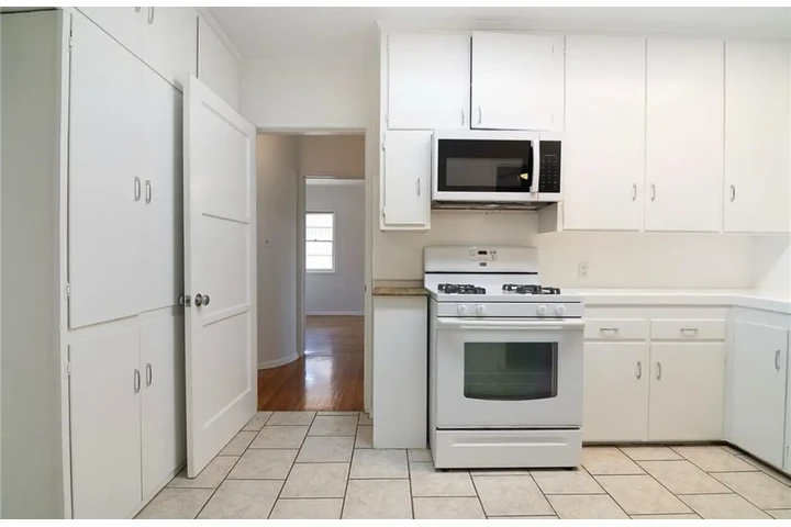$2460 : 3Bed 2Bath in Huntington Park image 4
