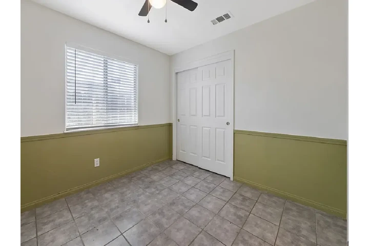$1050 : beautifully Freshly painted image 5