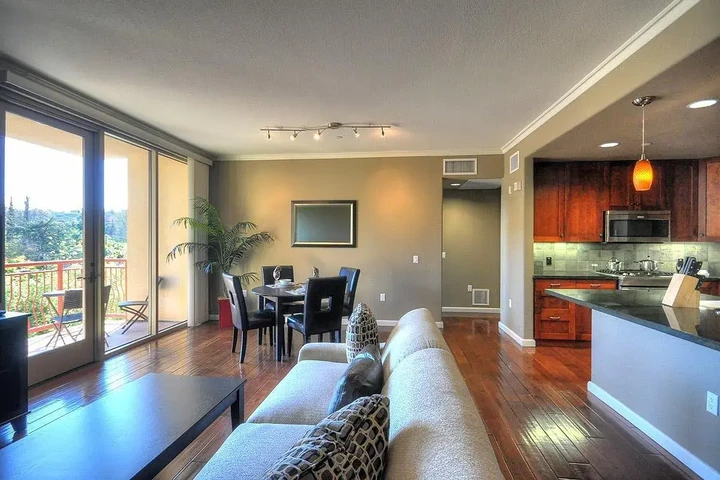 $2550 : 2 bd 2 ba sqft 1,215 image 1