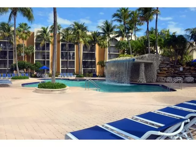 $2400 : North Miami Beaches$2300 image 3