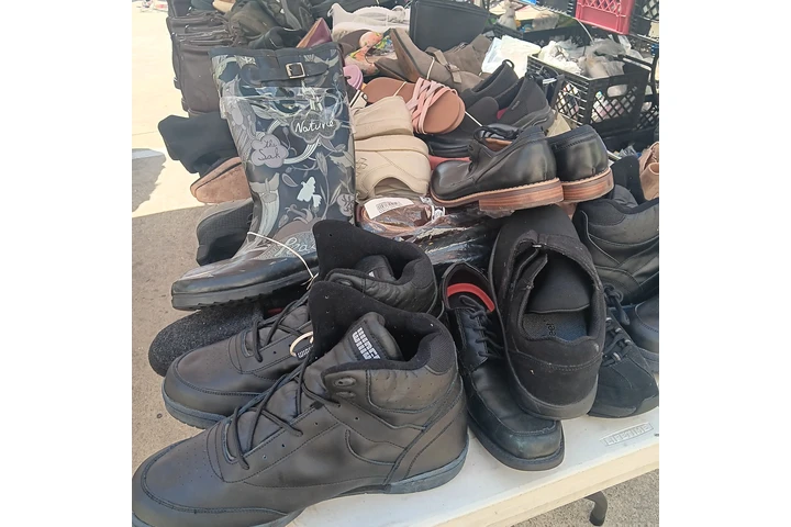 $3 : Venta de Garaje Multifamiliar image 1