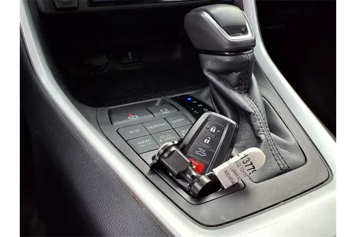 $26949 : Toyota RAV4 2022 AWD XLE Pre image 10