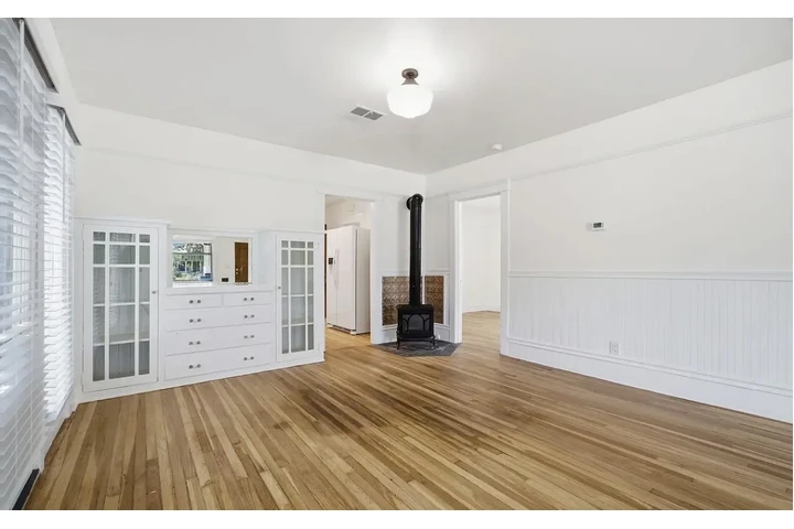 $900 : beautifully Recently remodeled image 4