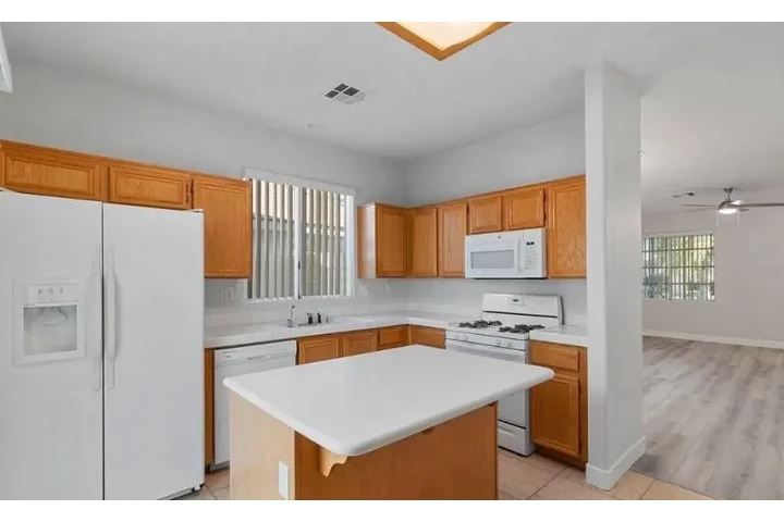 $1200 : 2 Bedroom Home in Las Vegas image 3