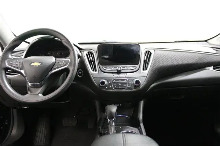 $20902 : Chevrolet Malibu 2023 LT 4dr image 2