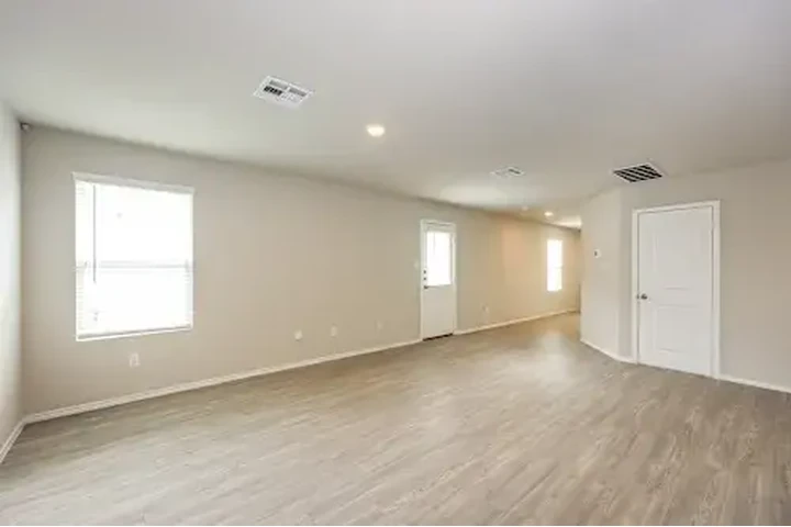 $910 : Well furnished apartments image 8