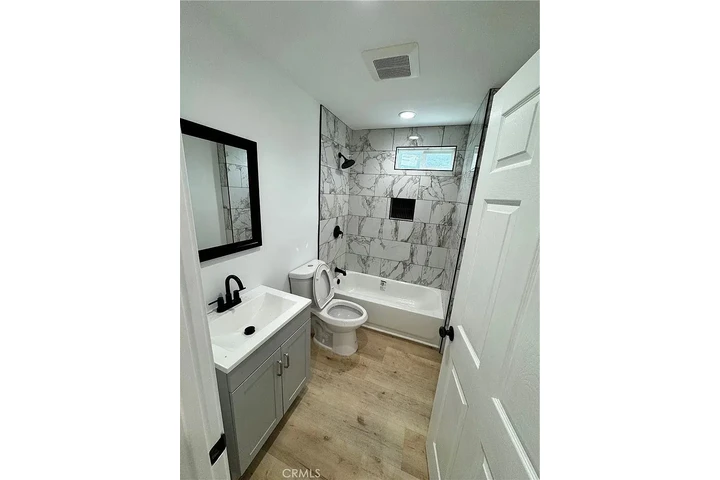 $2850 : Beautiful Home 2B/2B image 5