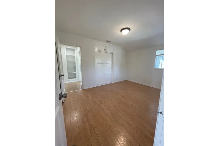 $1400 : Norwalk - Single Family Home image 5