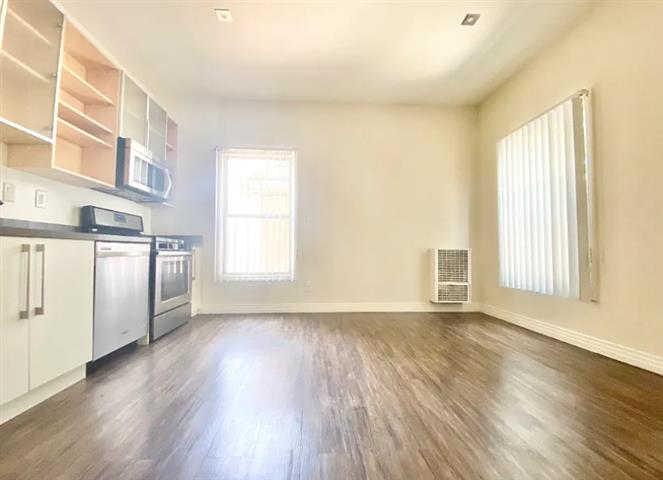 $1400 : Beautiful 1bed 1bath in 90005 image 2