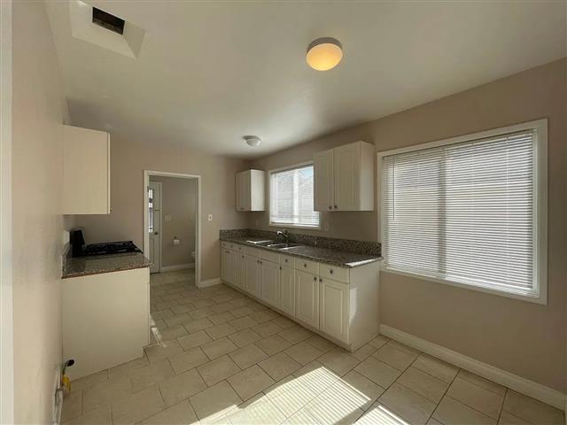 $9900 : Beautiful Home...LAKEWOOD,CA image 5