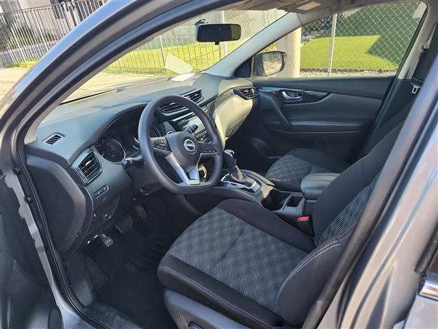 $10500 : Nissan rogue sport image 5