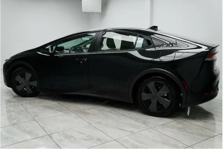 $25900 : Toyota Prius 2024 LE 4dr Hat image 3