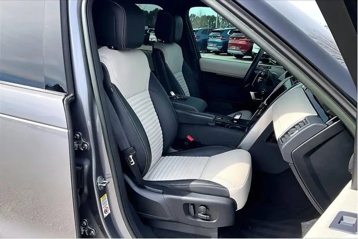 $39998 : Land Rover Discovery 2023 AW image 8