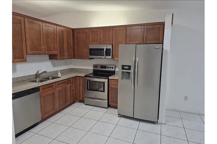 $800 : charming HOME ..Miami, FL image 6