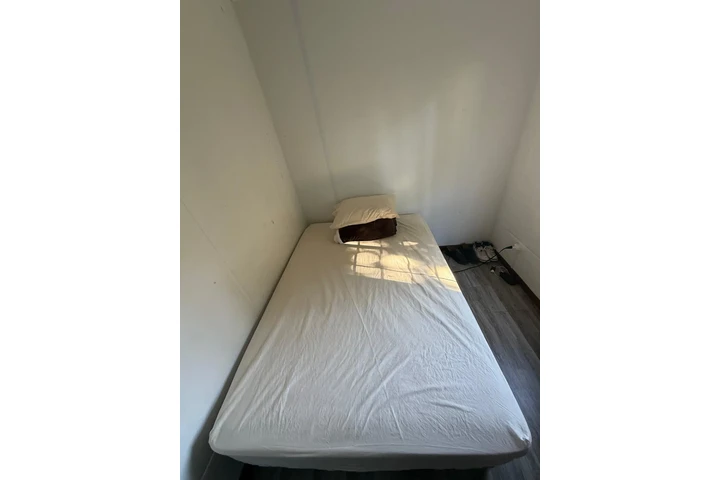 $8000 : CAMA DE 2 PLAZAS + BASE image 1