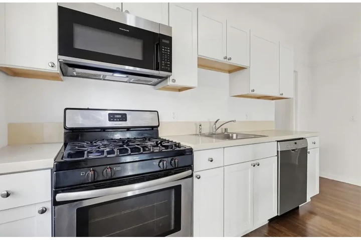 $1970 : 2 Bed 2 bath Apt W Pico Blvd image 5