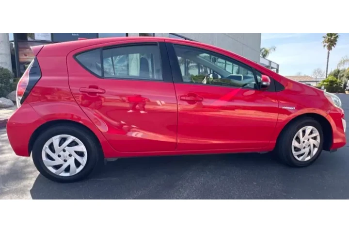 $4500 : Toyota Prius C 2017 image 2