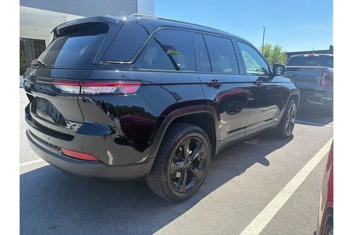 $31039 : Jeep Grand Cherokee 2023 4x4 image 3