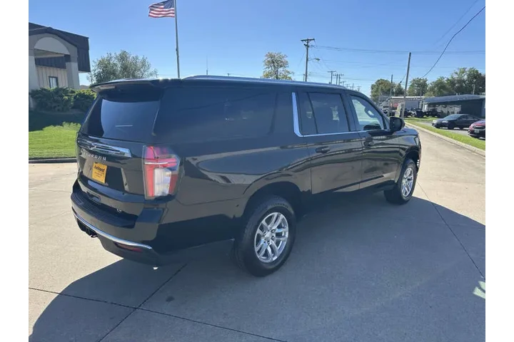 $30900 : 2023 Suburban LT image 6